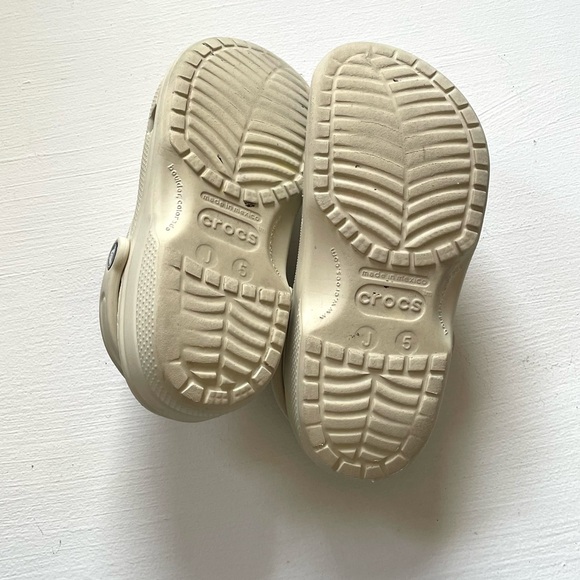crocs beige cream color kids classic clogs with strap junior size 5 - Picture 6 of 7